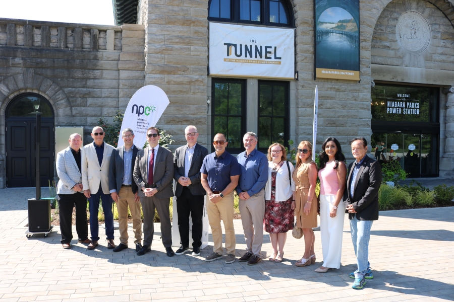 Dignitaries pose for a photo at the announcement of the Government of Canada's invest to Niagara Peninsula Energy Inc.